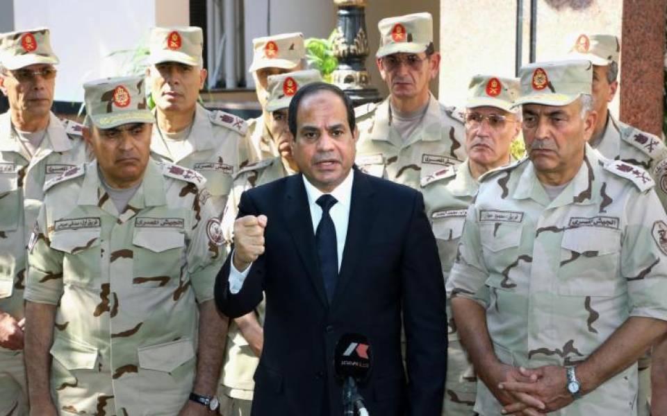 هل يضطر الجيش المصري للتخلى عن السيسي؟