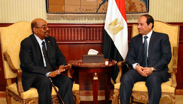 “سودان تربيون”: البشير والسيسي اتفقا على حل مشكلة “حلايب” ودياً