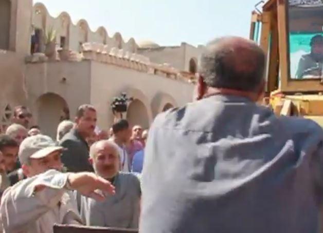 فيديو| مواطن يمنع بلدوزر “المحافظ” من إزالة مسجد