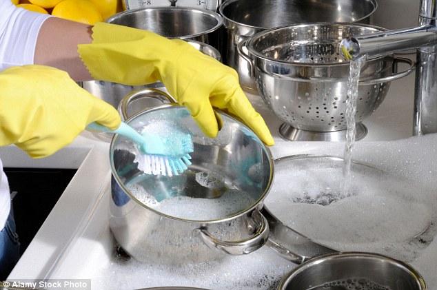 دراسة: القيام بأعمال المنزل يطيل عمر النساء ولا يؤثر على الرجل