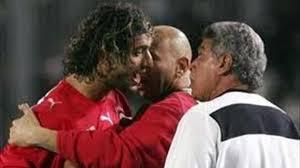 بالفيديو.. ميدو يقبل رأس المعلم حسن شحاتة