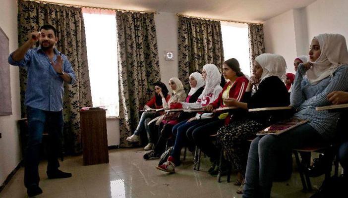 “أسوشيتد برس”: عدم الترحيب يدفع السوريين في مصر لبناء مدارسهم الخاصة