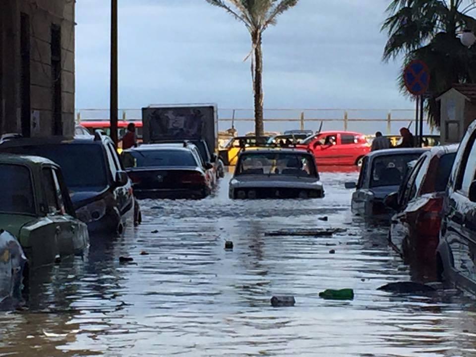 بالصور.. الأمطار تشل حركة المرور بالإسكندرية وسط غياب تام للمسؤولين