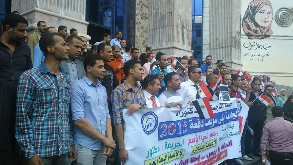 بالصور.. حملة الدكتوراه يبيعون “المناديل” على الرصيف