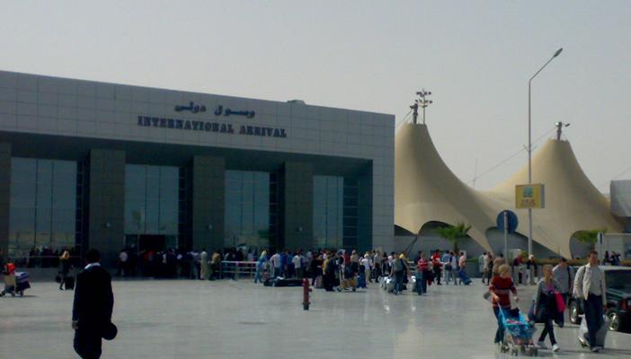 طوارئ بمطار الغردقة بعد انفجار بالوعة تجميع مياه الأمطار بالمطار