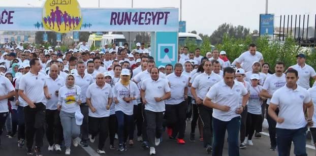 بالصور..السيسي يشارك في ماراثون بشرم الشيخ.. وفيس بوك: شباب أمن الدولة