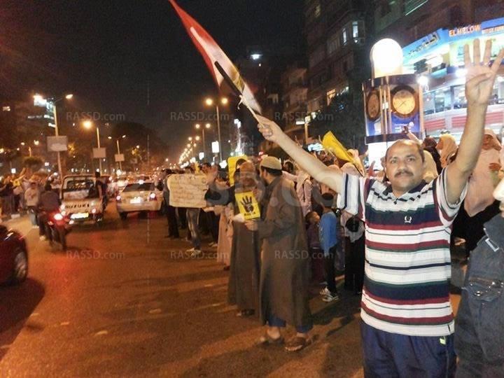 سلسلة بشرية لرفض الانقلاب بالمهندسين