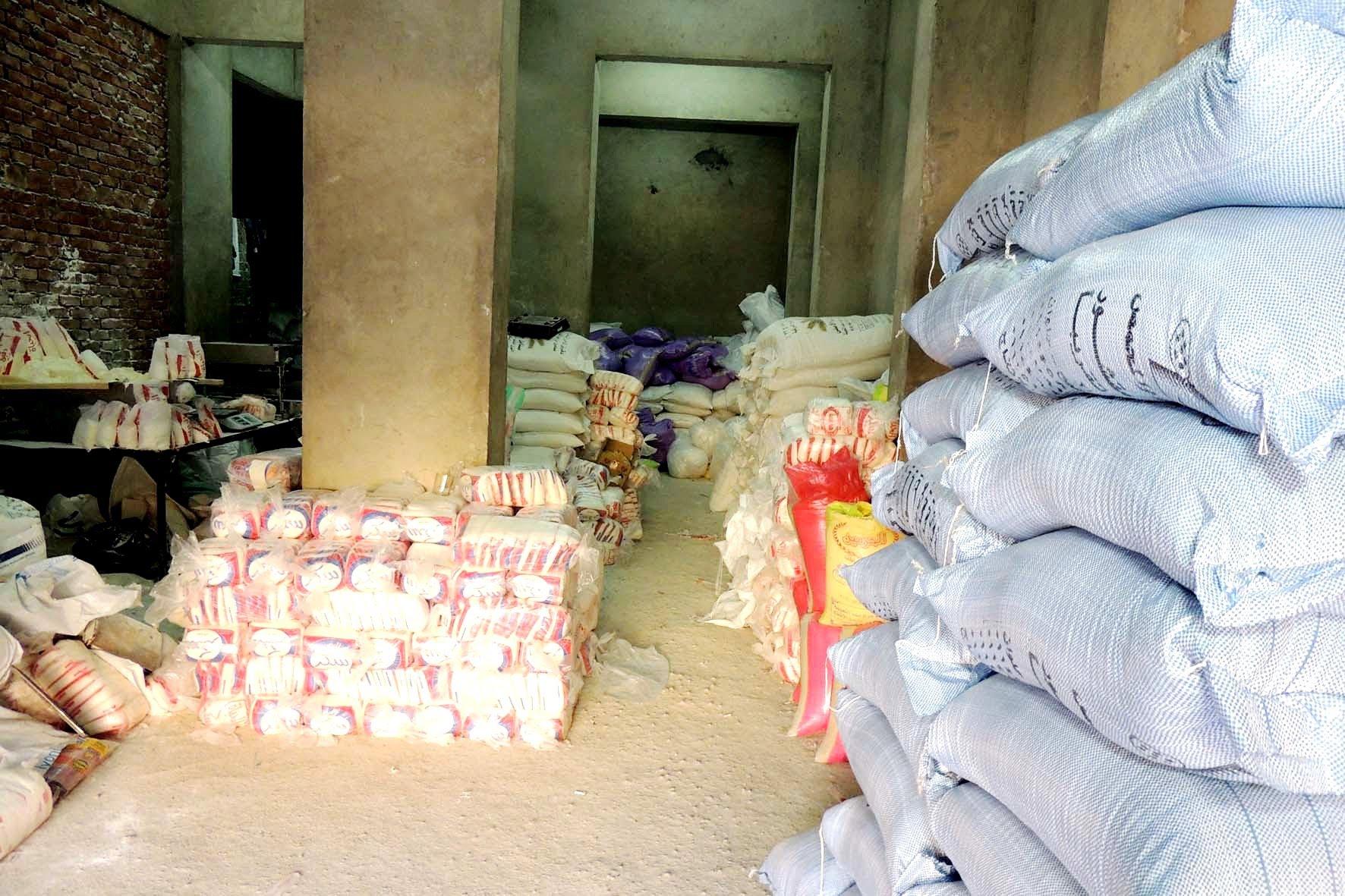 مصادرة 30 طن أرز وسكر بمخزن سلع غذائية بالمنيا