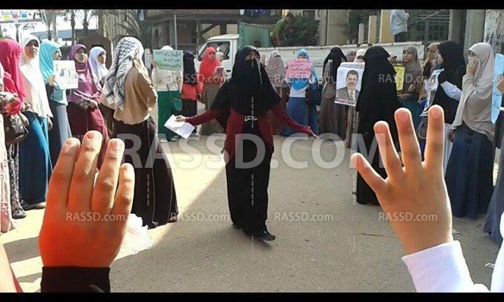 وقفة لطالبات أزهر تفهنا الأشراف تنديدًا باقتحام الجامعات