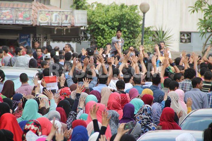 مسيرة تجوب جامعة القاهرة منددة بتحويل الجامعات لثكنات عسكرية