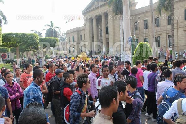 مسيرة طلابية ضد الانقلاب تطوف أرجاء جامعة القاهرة