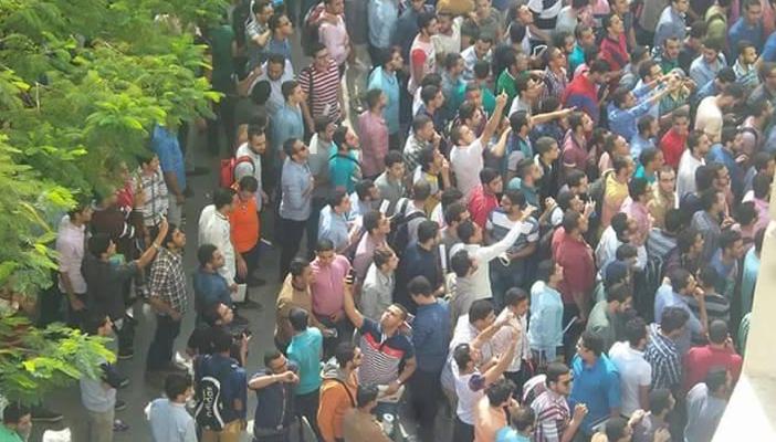 طلاب معهد مصر العالي بالمنصورة يتظاهرون ضد الإدارة