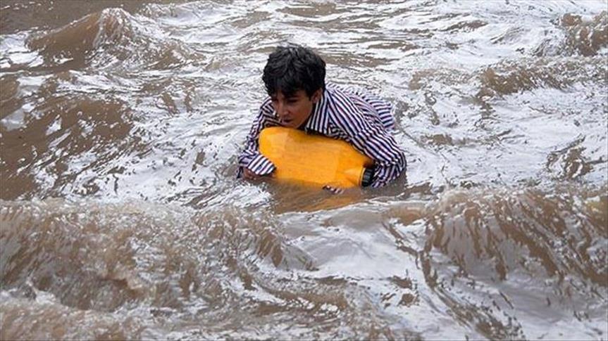 بالفيديو والصور.. مصرع شخص وإصابة آخرين جراء سيول في البحر الأحمر