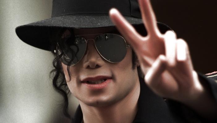 مايكل جاكسون يواصل تصدر قائمة النجوم الراحلين الأكثر مبيعًا في العالم