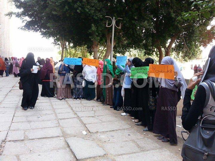 “علياء فين” لافتات طالبات جامعة الأزهر في أسيوط