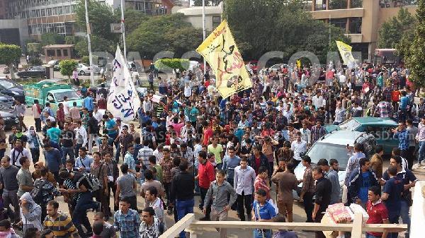 ثورة جامعات مصر وطلاب الأزهر يحطون الأسلاك الشائكة