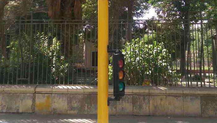 تجربة التحكم في إشارة مرور إلكترونيًّا من قبل المشاة بالجيزة