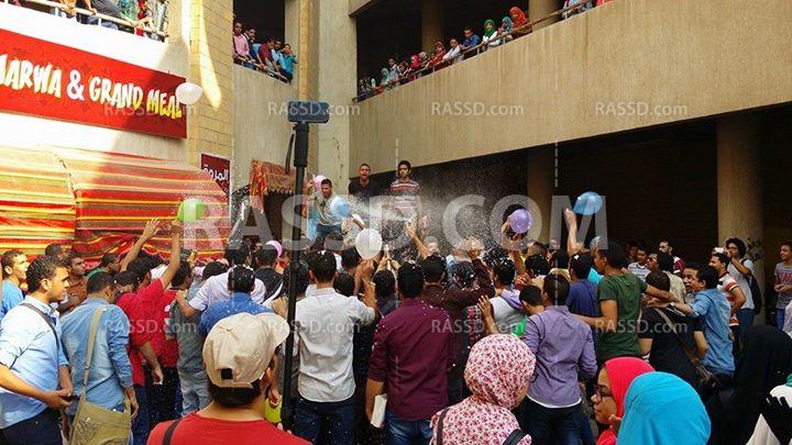 طلاب حلوان يرفعون شارات رابعة في تظاهرات اليوم