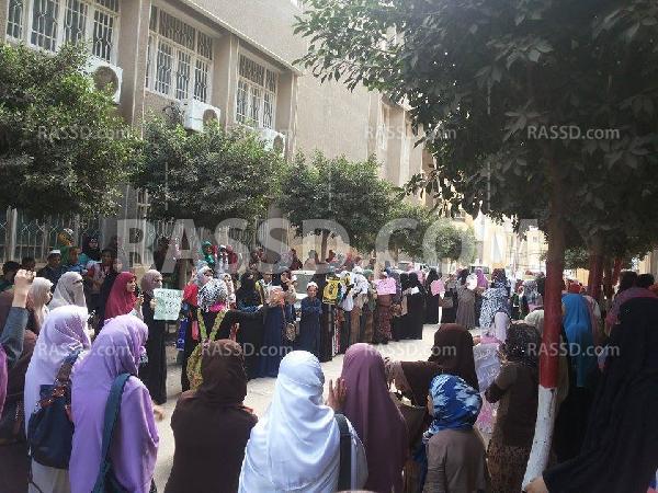 صور| طالبات الأزهر بالشرقية ينددن بـ”تفتيش الطالبات”