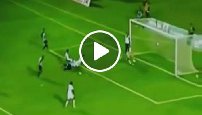 بالفيديو.. طبيب يمنع إحراز هدف مؤكد في مرمى فريقه