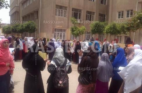 سلسلة بشرية لطالبات الأزهر في تفهنا الأشراف رفضًا لحكم العسكر