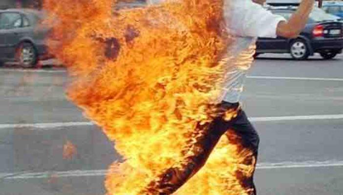 وفاة “ضابط” تونسي بعد إشعاله النيران في نفسه بزيه الرسمي