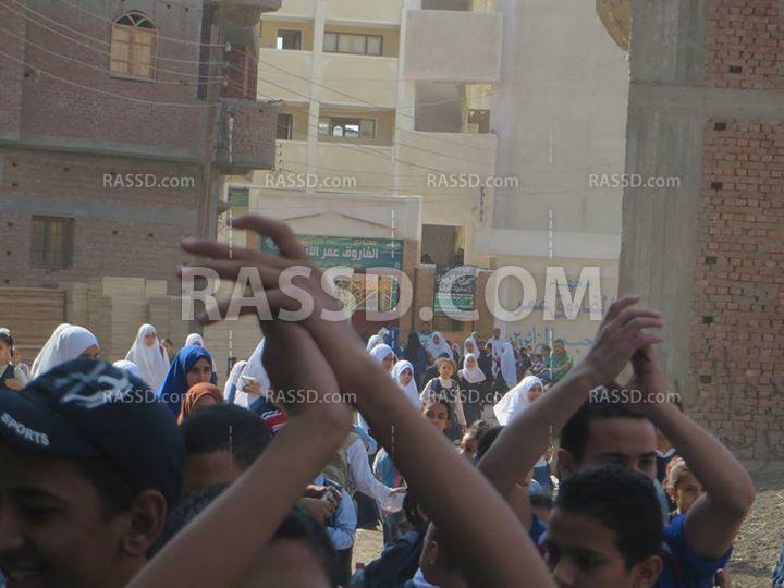 مسيرة لطلاب “البصارطة” احتجاجًا على فصل طالبتيْن