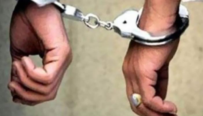 القبض على أمين ومندوب شرطة مفصولين يقودان عصابة لسرقة المواطنين