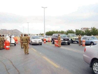 بالفيديو.. سعودي يخلع ملابسه وسط الطريق اعتراضًا على مخالفة مرورية