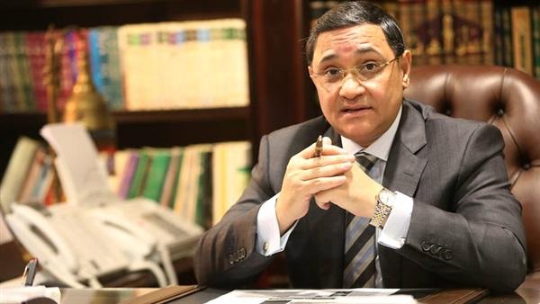 عبد الرحيم علي يعلن دعمه لـ”فتاة المول”