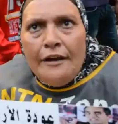 بالفيديو..مؤيدة للانقلاب لباسم يوسف: السيسي عمل 3 كباري يا عميل