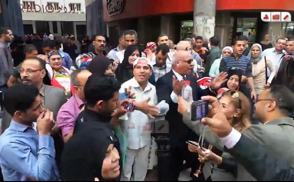 بالفيديو..أنصار السيسي : يا باسم يا وضيع الثورة مش هتضيع