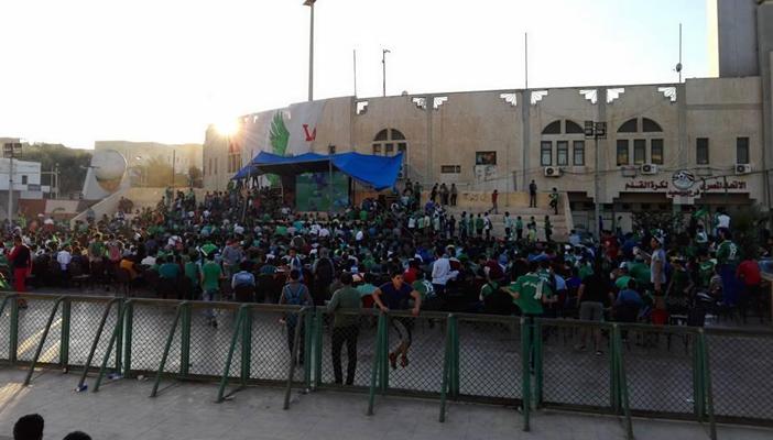 شاشات عرض بالنادي المصري لإذاعة مباراة فريقه ضد إنبي