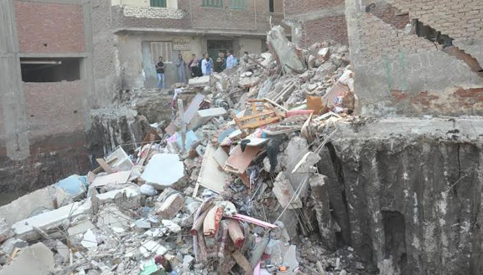 صرف 100 جنيه لضحايا عقار فيصل.. و”فيس بوك”: على بعضهم ولّا دفعات؟!