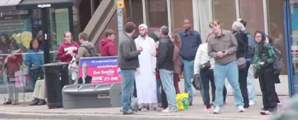 فيديو| “عنصري” يحاول منع مسلم من ركوب حافلة بكندا