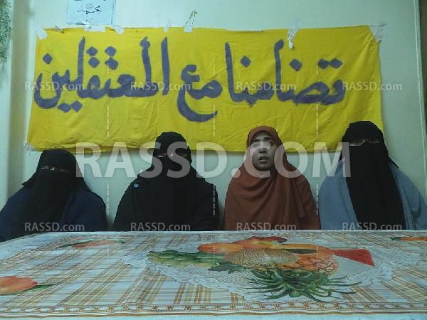 أسر المضربين بسجن بورسعيد يطالبون بإنقاذ ذويهم