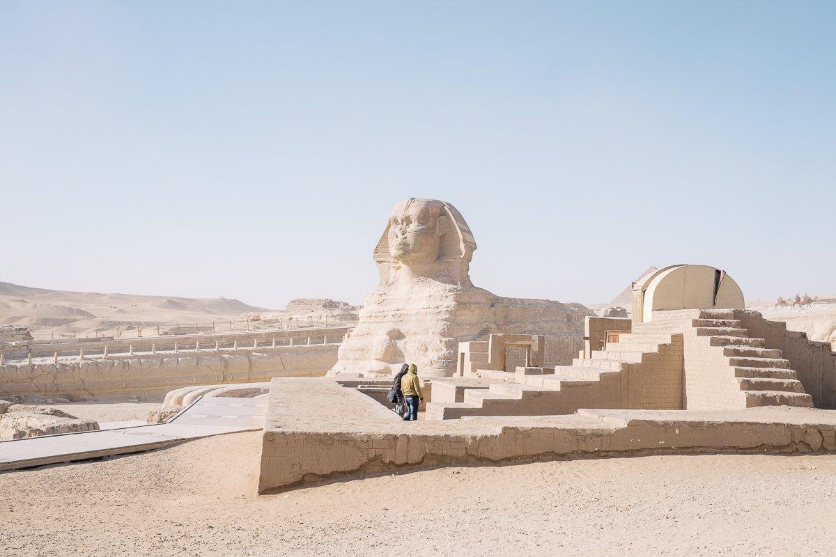 “موقع أميركي” يرصد بالصور خلو منطقة الأهرامات من السياح