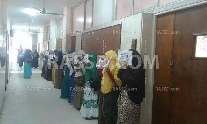 طلاب أداب المنوفية يتظاهرون أمام مكتب العميد لفصله زميلتهم