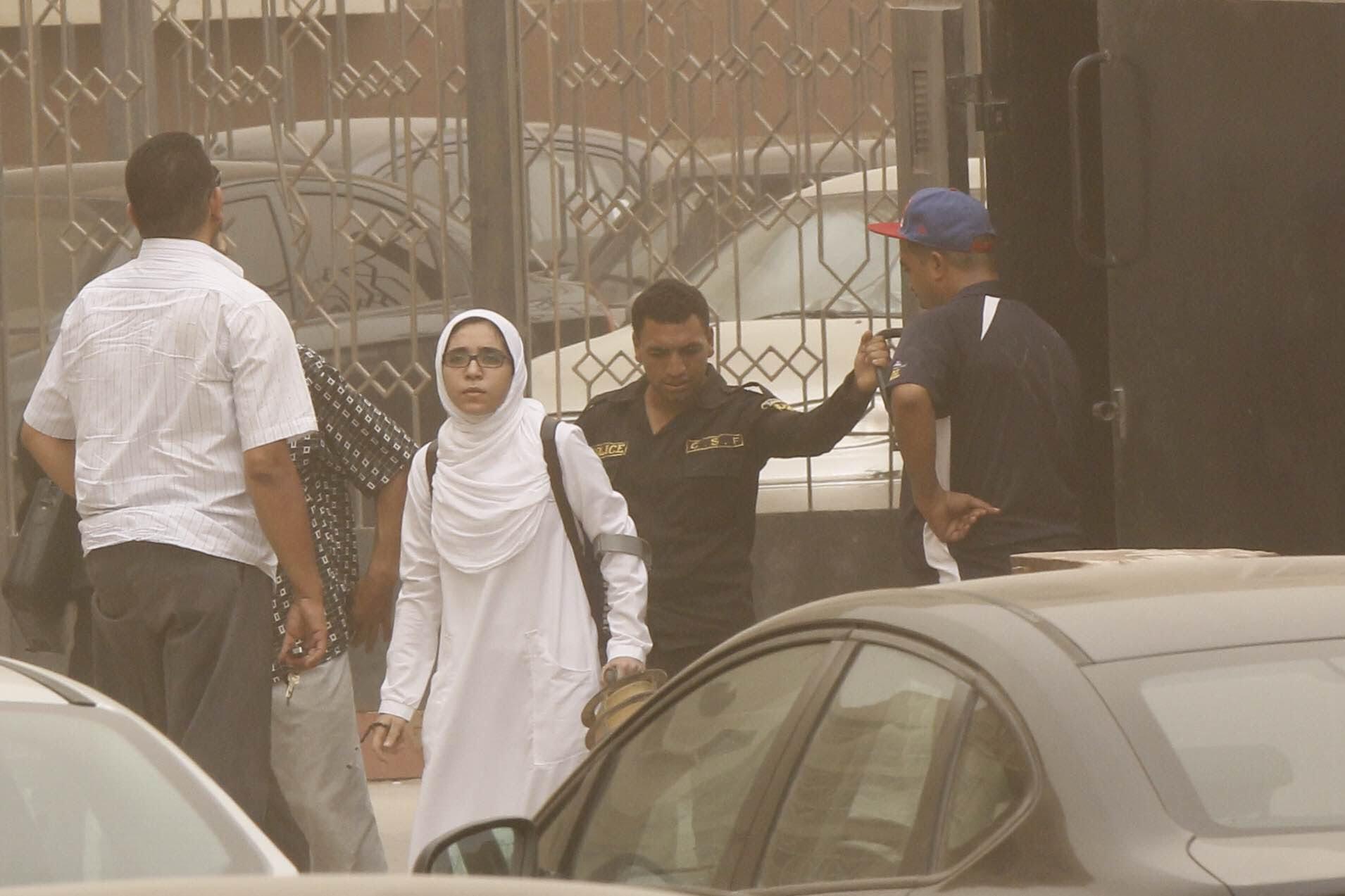 بالفيديو.. إسراء الطويل تبكي بعد تجديد حبسها.. ومغردون: “الظلم ظلمات”