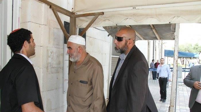 بسبب موقفه الداعم للشعب المصري..الإحتلال يطارد الشيخ رائد صلاح