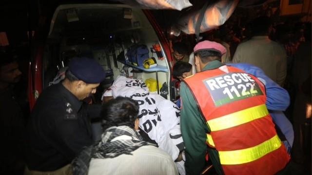 مقتل العشرات في هجوم انتحاري في باكستان