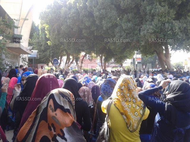 طلاب سوهاج يرفضون التفاوض مع رئيس الجامعة ويواصلون التظاهر