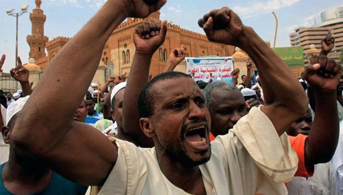 سودانيون يحتجون أمام سفارة واشنطن بالخرطوم تنديدًا بالعقوبات