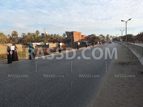 صور| سلسلة بشرية في الفيوم تندد باعتقال الفتيات