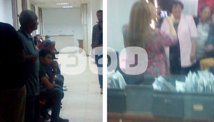 بالصور.. طرد عملاء من “المجمع” لتنظيم حفل عيد ميلاد