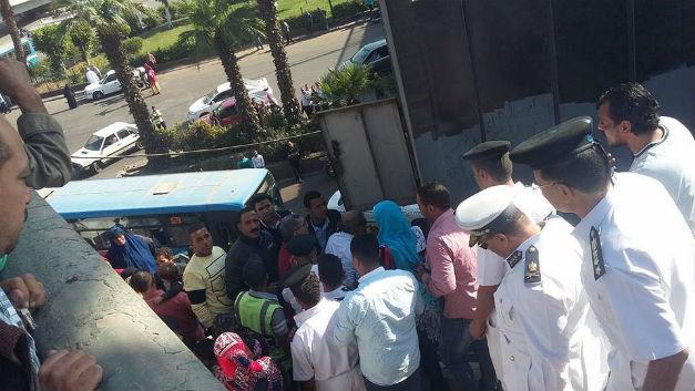 بالفيديو.. فتاة تحاول الانتحار من أعلى كوبري أكتوبر