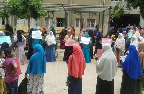 وقفة لطالبات الأزهر في تفهنا الأشراف رفضًا لحكم العسكر