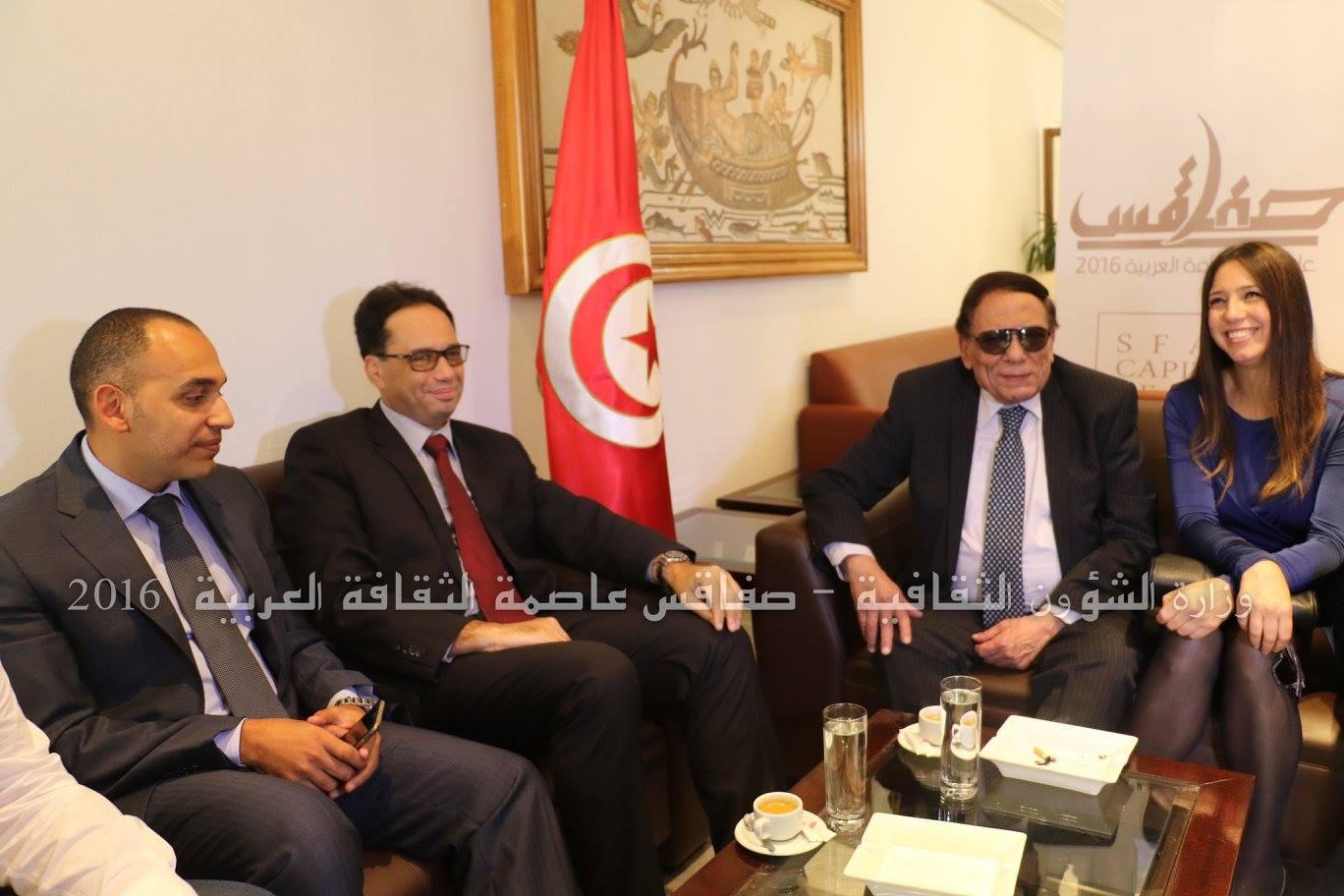 بالفيديو.. الجمهور التونسي يهاجم عادل إمام بسبب وزير الثقافة