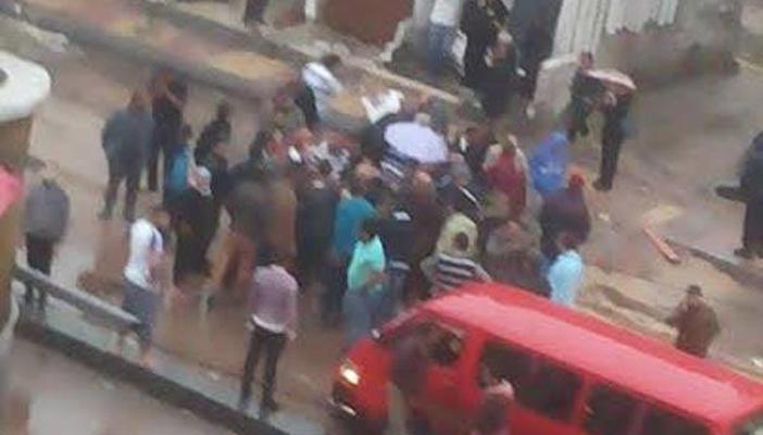 أهالي “مطار الإسكندرية” يقطعون طريق النزهة بعد غرق منازلهم