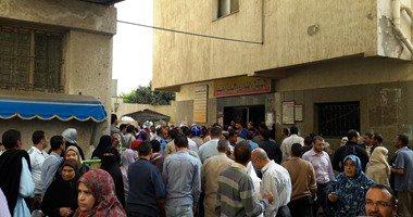 أهالي الطلاب المتفحمين يتجمعون أمام المشرحة